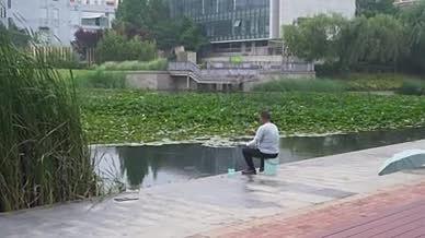 钓鱼河边池塘的老人视频的预览图